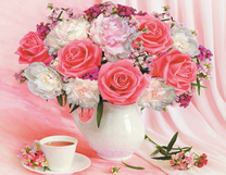 Чашечка чая и букет роз с пионами
